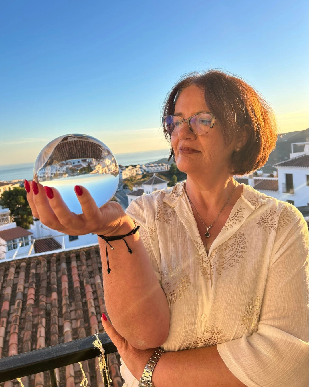 Evaysutarot con bola de cristal en una mano